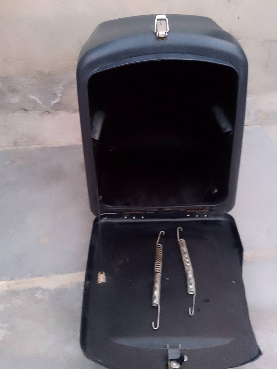 السلام عليكم صدوك للبيع 
لسعر 30


**إذا كنت صاحب هذا الإعلان وتريد حذفه لأي سبب، رجاءا أرسل رسالة إلى الدعم الفني**