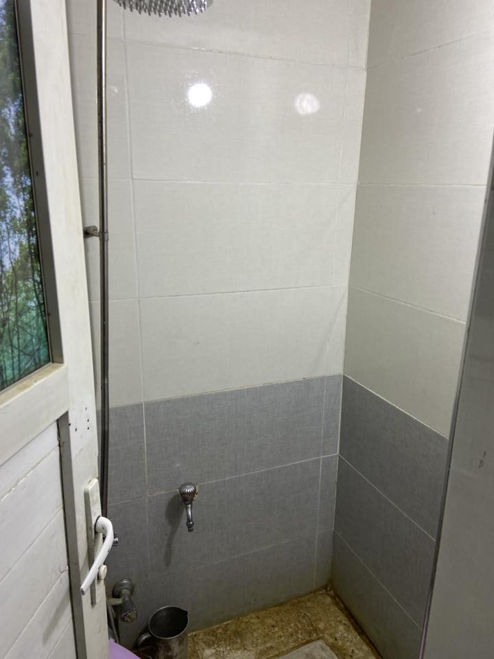 السلام عليكم نصف قطعة خلفية للبيع قطاع 37 شارع الفلاح الفرع العريض رابع بيت علة الشارع طابقين مرممة جديد كاشي سراميك بياض كهرباء مي مجاري كله جديد السعر 80 مليون وبي مجال رقم الهاتف ***********
