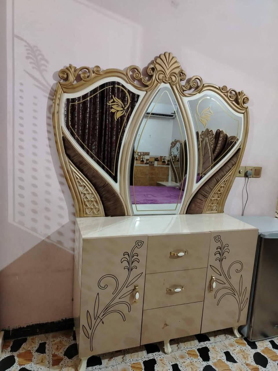 للبيع ١١ قطع غرفه نوم تركي سعر ٧٥٠ وبيه مجال ع خاص 
مكانه كرمه
*********** للاستفسار
