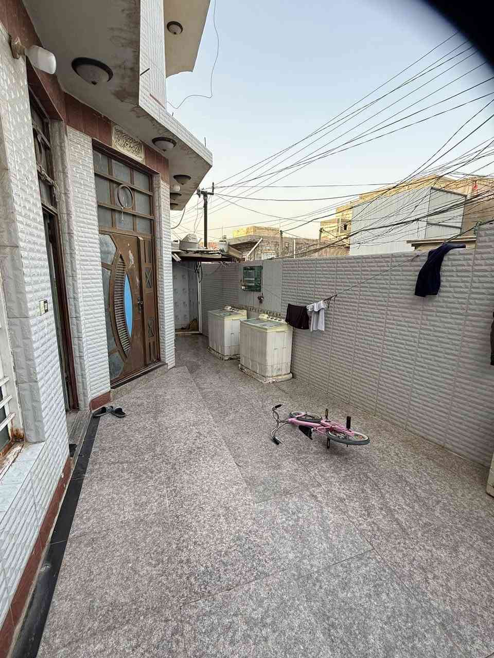 بيت للبيع كربلاء الحر حي النور المنطقه تكون مقرنص المساحه ١٢٠ متر طابقين يحتوي على ٤ غرف بناء طابوك درجه أولى سند ٢٥ للاستفسار ***********
