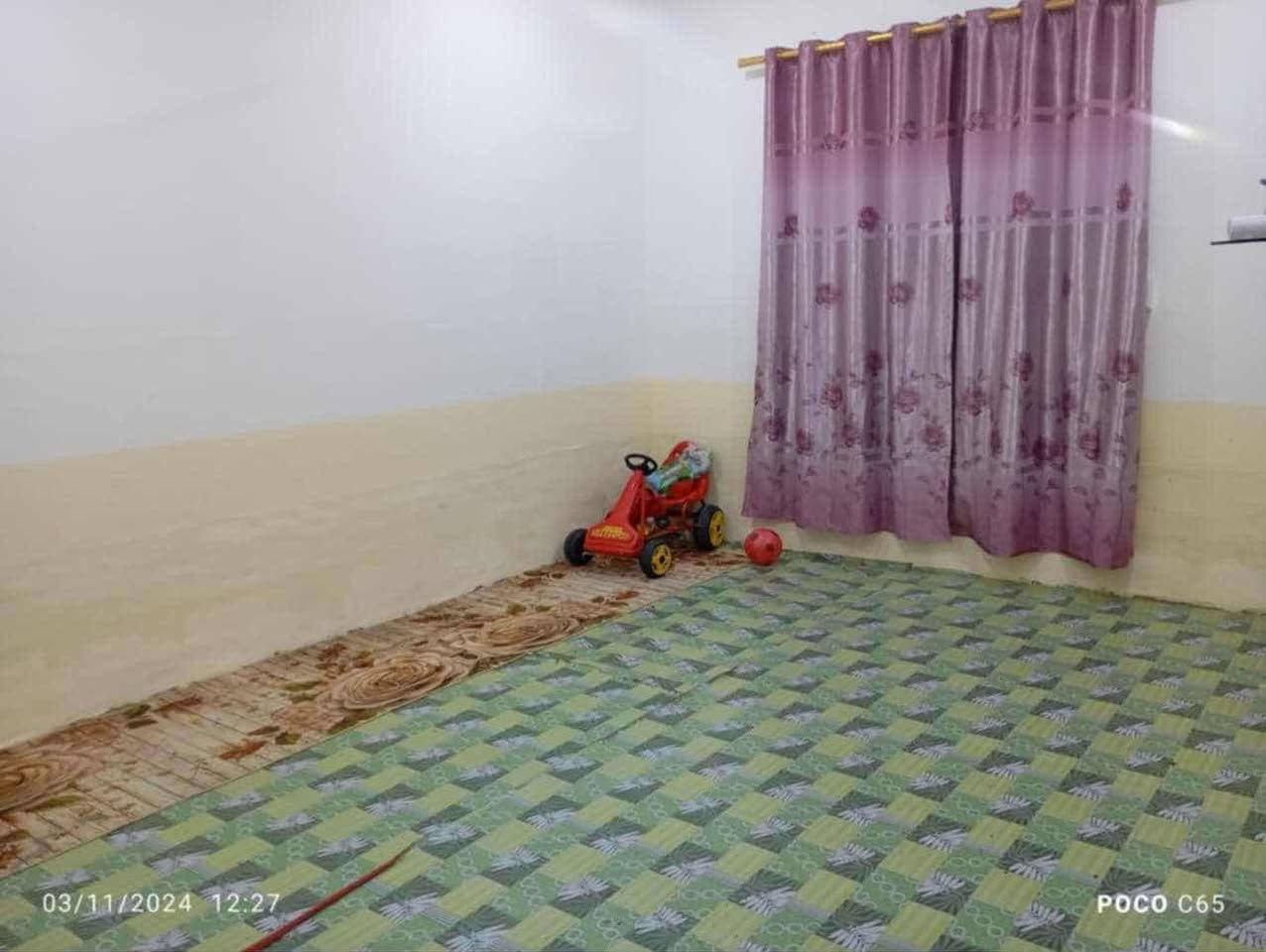 السلام عليكم بيت تجاوز للبيع بيت بناء جديد نضيف ومرتب مثل ماموضح بالصور يحتوي على غرفه وصاله ومطبخ واستقبال وصحيات داخليه وخارجيه والواجهه ملبوخه سقل  البيت مسجل بالتعداد السكاني مقابل بيت  حمزه معارز والسعر حلو ومناسب شراي اتصل وتدلل 
***********
