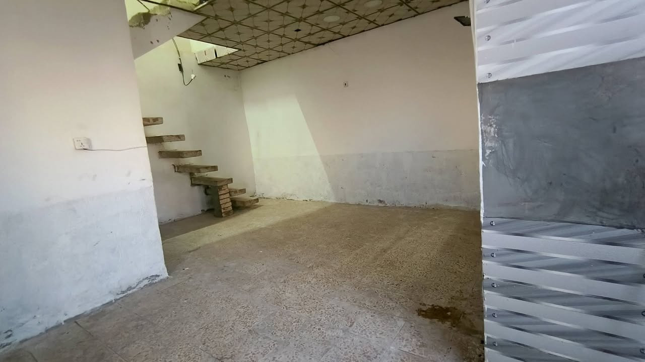 بيت ب الحولي ٥٠ متر للاجار ب ١٧٥ الف كل شهر بشهره بيت بصف شارع 30 الاول كل الخدمات يمه مدارس أبتدائية ومتوسطة البيت بي غرفه وصاله و مطبخ و صحيات وطابق الثاني بس غرفه بي الماي و الكهرباء على ابو البيت وهذا رقمي *********** والله يرزق الجميع أن شاء الله
