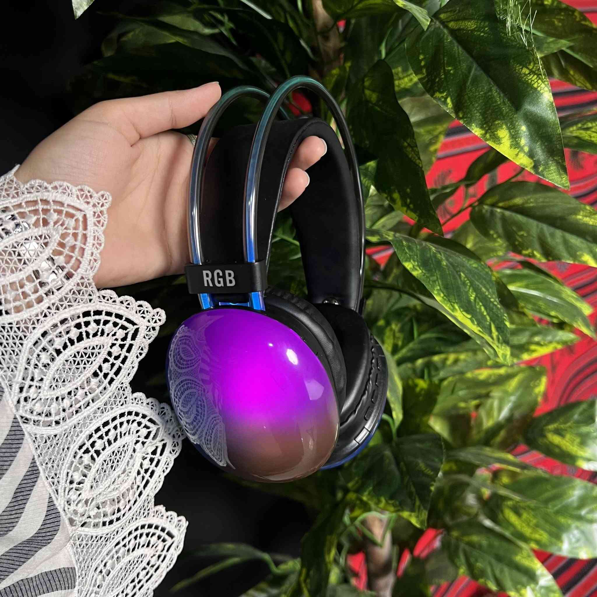 سماعة الألعاب اللاسلكية RGB PG580 Disco Pulse✨✨
بسعر 16 الف دينار فقط ✨💲 ومتوفر ووصيل كافة العراق 
للطلب والاستفسار : *********** واتساب 
                    : *********** واتساب
استمتع بتجربة صوت وإضاءة مميزة مع سماعة PG580 اللاسلكية بتصميم RGB عصري مناسب للألعاب والموسيقى والاستخدام اليومي.✨

• اتصال لاسلكي Wireless V5.3 لحرية أكبر أثناء الاستخدام🔰

• إضاءة RGB LED متعددة التأثيرات بتصميم ملفت✴️💮

• وحدة صوت بقطر 40mm لصوت واضح وعميق،🔊✅

• مايكروفون مدمج للمكالمات والدردشة

• تدعم أزرار تحكم متعددة لتغيير الأغاني والتحكم بالصوت والرد على المكالمات

• تدعم كارت TF مع منفذ شحن Type-C

• الموديل: PG580 Disco Pulse🔴
• نوع الاتصال: Wireless V5.3🔴
• نوع المنتج: Wireless Gaming Headphones
• وقت الشحن: حوالي ساعتين
• الوزن: 320g ±5g
• الشحن: Type-C
• المزايا الإضافية: ANC Intelligent Active Noise Reduction / Built-in Mic / RGB Lighting

محتويات العلبة:
• سماعة PG580 RGB💮
• كيبل شحن Type-C💮
• كتيب التعليمات💮
