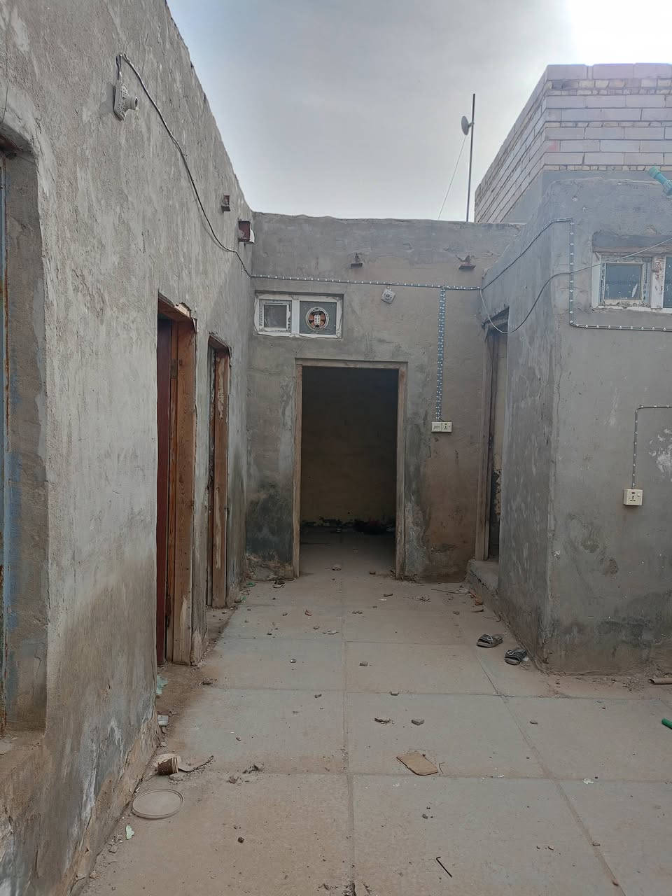 بيت للبيع مكانه شارع 30 دولان
المساحة 105تبليط وارصفة جديدة الممر متر يرادلك ترميم
البيت كدامك تجي وتشوف 
التفاصيل ***********
