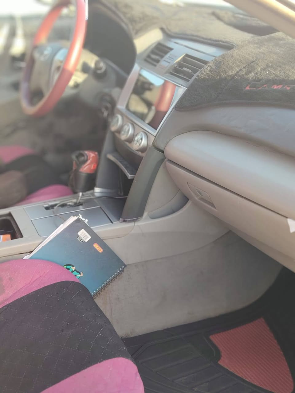 كامري ٢٠٠٧ رقم بغداد انكليزي باسمي  وارد امريكي حادثها جاملغ خلفي فقط بدون دواخل وحاليا صار بيه جرد ويرادلها صبغ مكانات فقط محرك كير مكفولات تخم تاير السيارة جاهزة سعرها ٧٧ وبيها مجال بسيط مكانها الفلوجة 
واي أستفسار ***********
