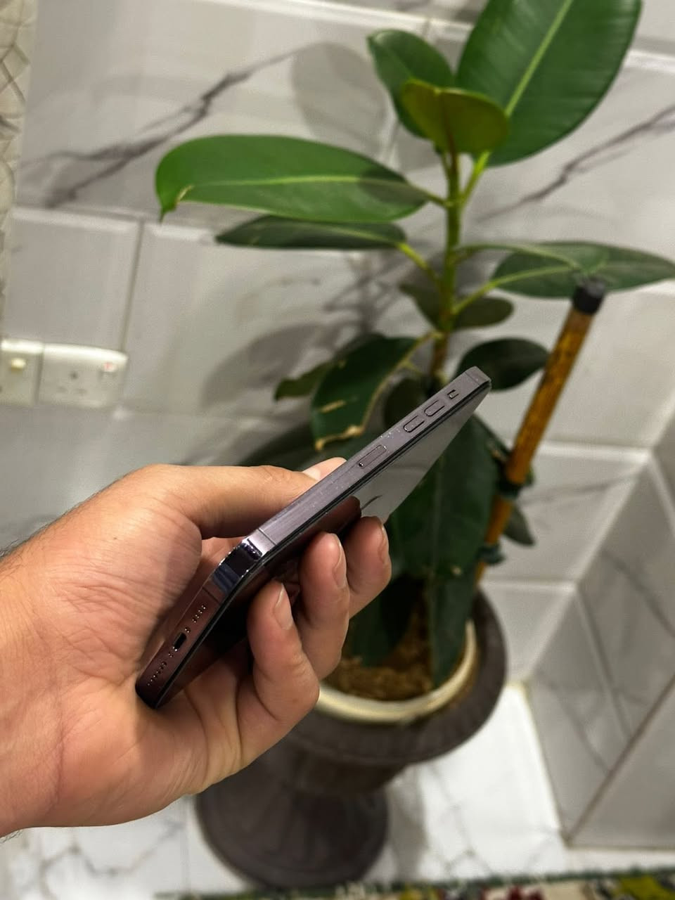 iPhone 14 pro max 
ذاكره 256 
بطاريه 85 
نموذج m 
امريكي 
مبدل شاشه فقط 
شاشه 3 خيارات 
كله شغال بدون خلل 
سعره 475 الف 
***********
