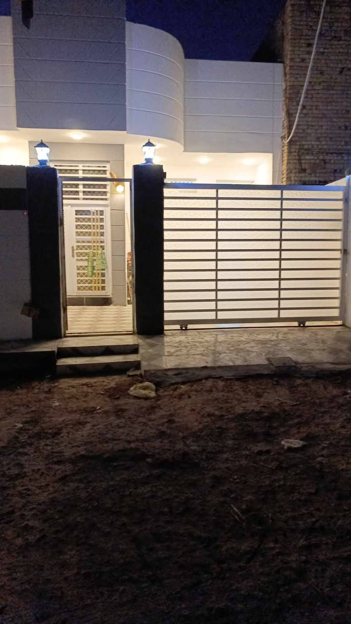 بيت طابو زراعي سند ٢٥مسجل بلبديه المساحة ٢٢٠م في حي الجامعة نهاية شارع عشرين. بناء حديث صب كونكريت معمل يحتوي على غرف النوم ٢ وبراني ومطبخ حار وبارد وصحيات خارجيه وداخلية أحد الغرف سويت حمام داخلي وكراج سيارة وحديقة السطح شتايكر يحتوي على كيزر وتانكي مي أعلى ارتفاع فوك البيتونه يوصل المي كلش قوي. الشارع مجاري .كهرباء ثري فيرز. الاستفسار الاتصال على الرقم *********** يوجد وأتساب
