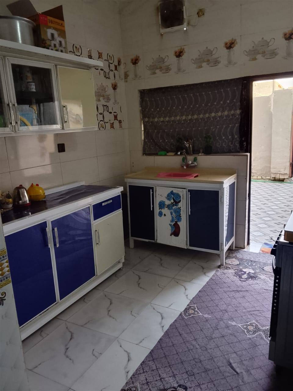 بيت للبيع بحي العدس بفرع الحسينيه
2غرف صاله ديوانيه مطبخ مخزن السعر 28 
***********
