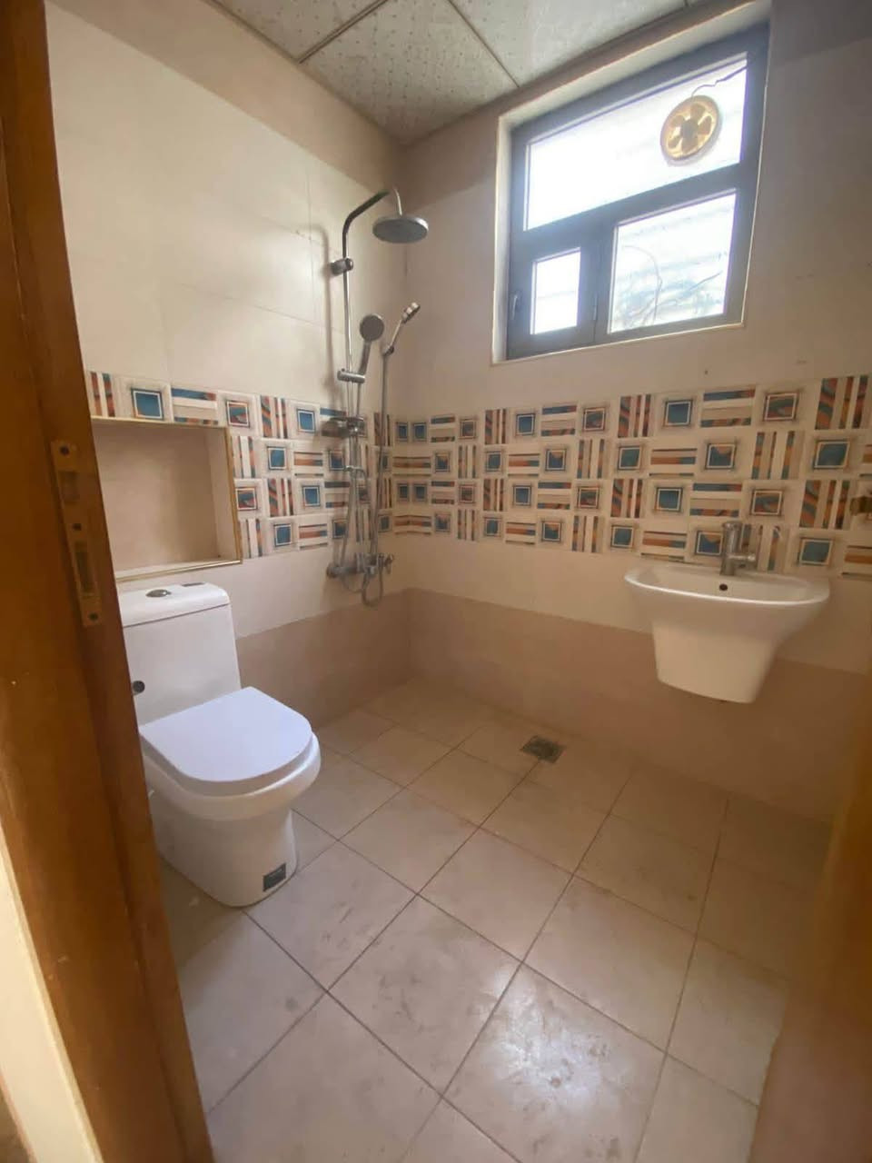 للإيجار في السيدية
بيت مساحة 100 متر وجه5 نزال 20  
يتكون من:. 
🏠 4 غرف نوم 
🏠 صالة
🏠 مطبخ 
🏠 خدمات
بدل الايجار 1,350,000  
📍 الموقع: السيدية مربع المثلث الذهبي 
————————————
📞للاستفسار:☎️ 

📍 أو زيارة:
مكتب حلم بل سيديه 
***********
