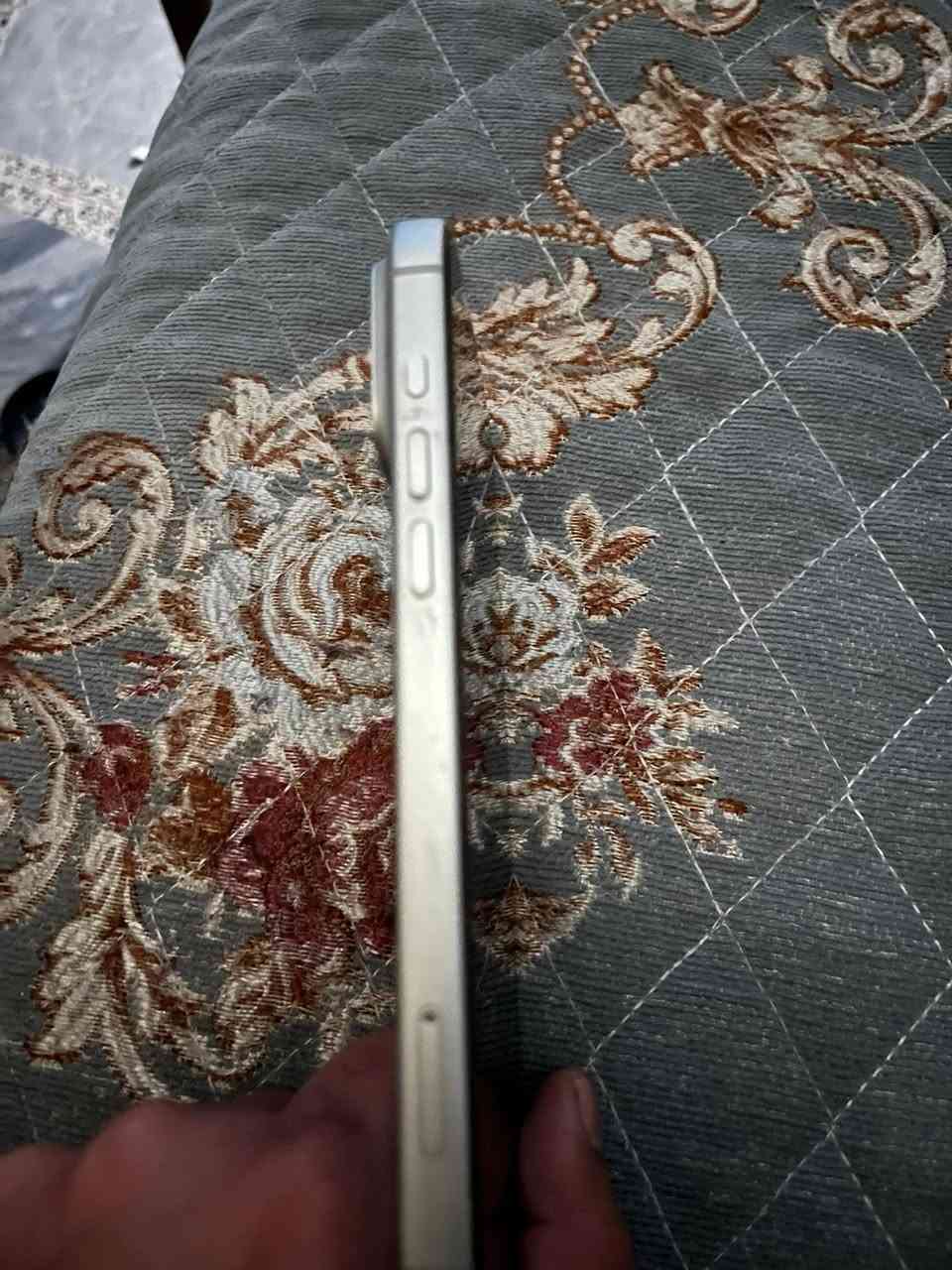 📢 للبيع آيفون 17 برو ماكس سيلفر بسعر فرصة
📱 iPhone 17 Pro Max
✅ اللون: سيلفر
✅ النظافة: 97%
✅ الجهاز بحالة جيدة جدًا ولا يوجد أي كسر أو عطل فني
✅ الكابل الأصلي موجود
✅ الشكل الخارجي مرتب ومحافظ عليه

📦 المرفقات:
 • كابل فقط
 • لا يوجد كرتون أو شاحن

📍 الموقع: بغداد – حي البنوك

💰 السعر المطلوب: 800,000 دينار عراقي

⚠️ ملاحظة مهمة: الجهاز عليه قفل حاليًا ولا أتذكر رمز القفل، لذلك تم تسعيره بشكل مناسب وواضح أمام الجميع.

للجادين فقط، والسعر قابل للتفاوض بالحدود المعقولة بعد المعاينة
***********

 📢 للبيع آيفون 17 برو ماكس سيلفر بسعر فرصة

📱 iPhone 17 Pro Max
✅ اللون: سيلفر
✅ النظافة: 97%
✅ الجهاز بحالة جيدة جدًا ولا يوجد أي كسر أو عطل فني
✅ الكابل الأصلي موجود
✅ الشكل الخارجي مرتب ومحافظ عليه

📦 المرفقات:
 • كابل فقط
 • لا يوجد كرتون أو شاحن

📍 الموقع: بغداد – حي البنوك

💰 السعر المطلوب: 800,000
مابي كارتونة و الجهاز ماستر شرق اوسط. اخاف احد يروح باله بعيد. نسة ابني الصغير الرمز و الاي كلود. و مربوط ع رقمي.  واضح ؟   و من ابيعة الك يفتح ما يفتح مو مشكلتي. لان تعبت من الشرح لبعض العقول
***********
