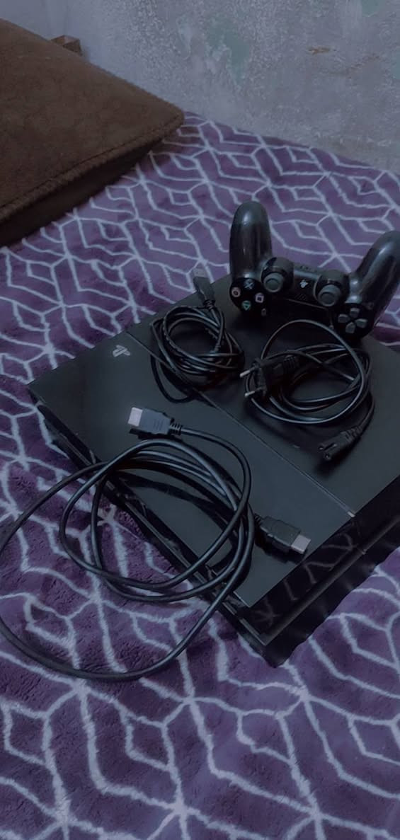السلام عليكم.  PlayStation4  للبيع.  

أليدة الاصلية، ومُلحقاته الأصلية.(مُهكر)  وتهكير داخلي فقط تدخل ع المُتصفح يتهكر. وويا ثلاث العاب  جي تي اي وطوبة 26 واساساً كريس الابلي نضيف كُلش،  السعر (300) وبي مجال مكاني نجف. ***********

