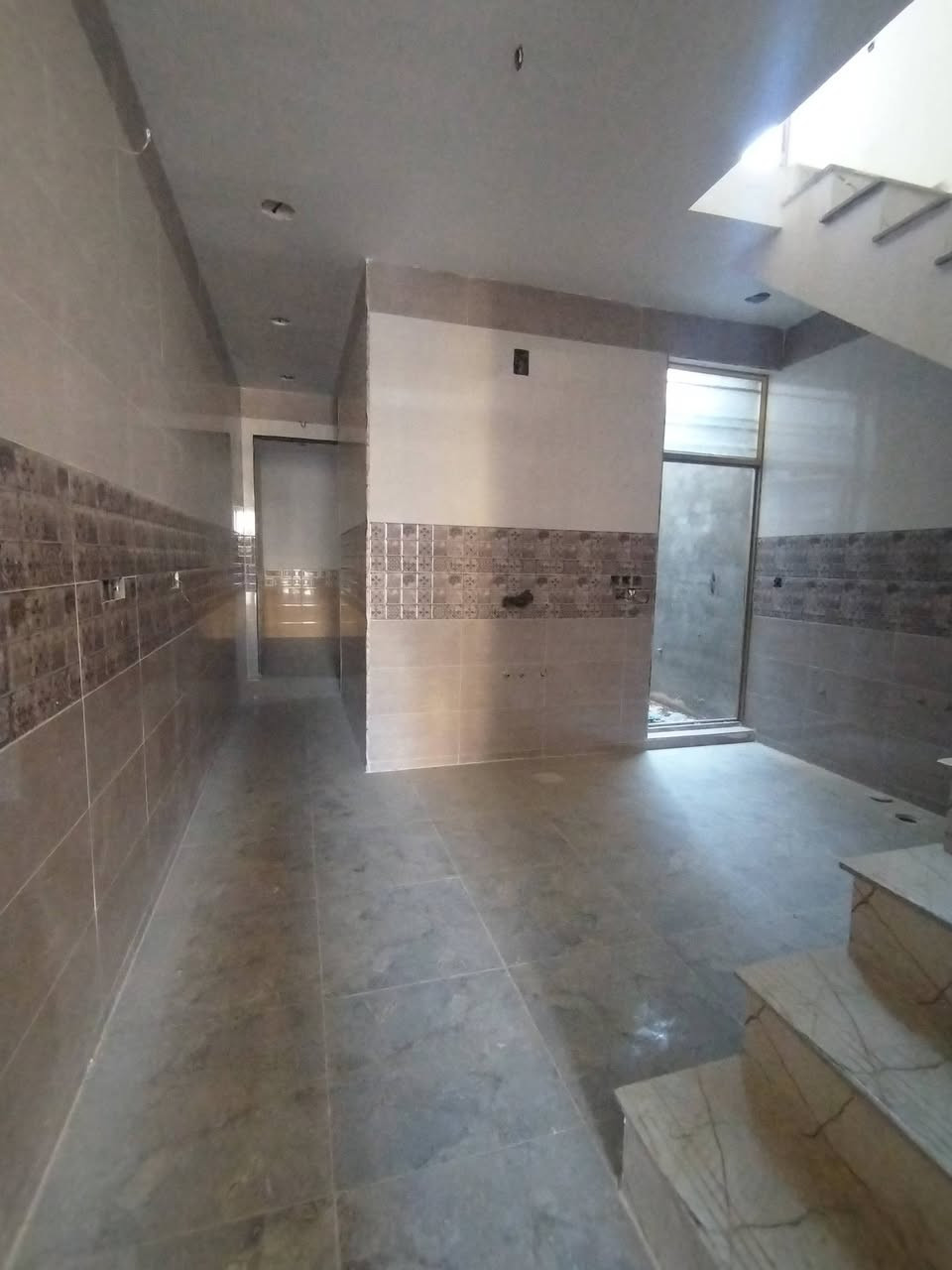 مشتمل للبيع
المساحه 75م
حي الجهاد الهياكل
قرب شارع مطار بغداد
وقرب جامعة المشرق 
البناء حديث 2026
نقص واجه فقط
يحتوي على نوم 3
وستقبال ومطبخ
وصحيات2 وصطح
السعر مناسبـــ
*********** هـ
