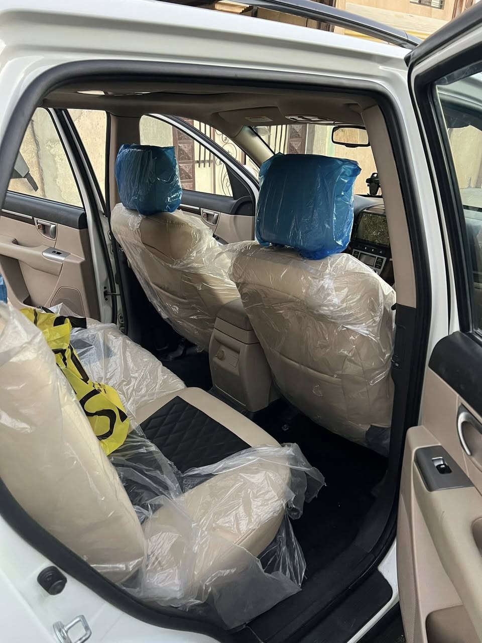 السلام عليكم 

سنتافي 2012
7راكب 
فول مواصفات 1/1 
حساسات 
ثلاجه بالتكوه 
سلايد وبصمة تشغيل 
وبصمه ابواب ومري شفط
إشارة بالمري 
محرك 6 سلندر
كير ومحرك بشرط لا نفخ ولاتبخير
مكفوله من الضربه القويه والضرر 
رقمها نينوى مسطره الدولي شرط التحويل بأسمي 
سنوية وهزه كلشي بيها جديد 
سيارة مال بيت  ماعايزها شي بدون اي نواقص حتى باتريها جديد 
طخم حداديه خلفي وأمامي  
مكاني موصل الأيسر

*********** 
***********
