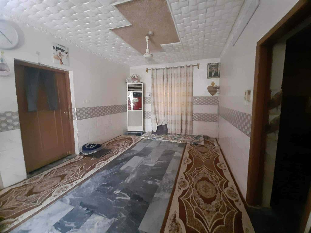 دار للبيـــــــــــع 
طابو صرف ركن على شارعين موقع مميز خدمات مجاري + تبليط  + خط مولد ليلي
 
مساحة الدار ٢٤٧ متر بالسند واقع حال ٢٦٠متر
الدار طابقين ارضية مرمر يحتوي الطابق الاول على غرفتين نوم + هول + مطبخ + استقبال + صحيات
كراج + حديقة 
الطابق الثاني غرفتين نوم + مطبخ + صحيات 

العنوان / البكرلي الاولى شارع ٢٠  
للتفاصيل اكثر الاتصال بالرقم ‪077-353-11176 حلة, بابل
