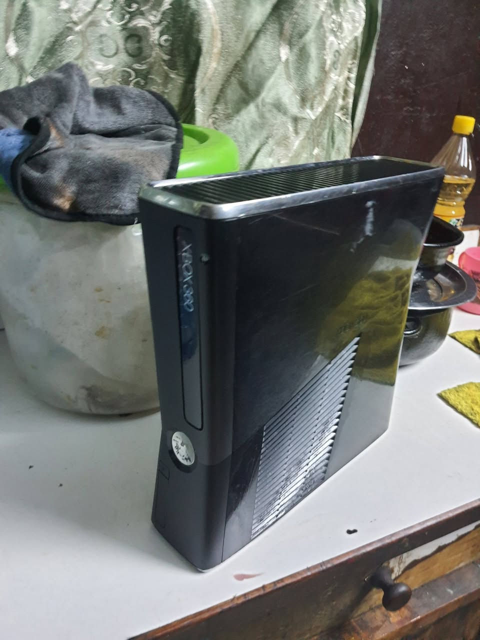 اكس بوكس 360 سلم كامل ملحقاتة يدات واير٢ و٣٠ لعبة قوية طوبة حرب جيتي اي ومغامرات وزومبي لبيع سعرة 90 بي مجال مكاني جميلة شارع خير الله ***********
