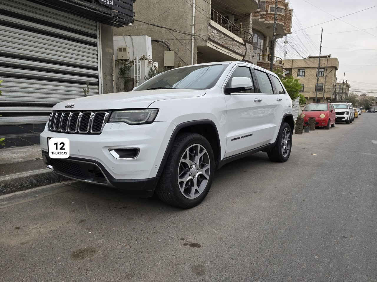 Jeep Grand Cherokee 2019 Limited
المواصفات الأساسية

المحرك: 3.6 لتر V6

عدد الأسطوانات: 6 سلندر

القوة: حوالي 290 حصان

العزم: حوالي 350 نيوتن متر

ناقل الحركة: أوتوماتيك 8 سرعات

نظام الدفع: دفع رباعي أو خلفي حسب النسخة

التسارع 0-100 كم: حوالي 8.3 – 8.8 ثانية

السرعة القصوى: تقريباً 260 كم/س

المسافة المقطوعة للسيارة 80.000 كيلومتر

مقاعد جلد

تحكم كهربائي بالمقاعد مع ذاكرة

تسخين مقاعد أمامية وخلفية🌡🌡

تسخين المقود🌡

تشغيل بصمة (Smart Key)

تشغيل عن بعد

مكيف أوتوماتيك ثنائي المنطقة❄️❄️

بلوتوث + USB + AUX

نظام صوتي 6 سماعات 🔈🔉🔊🎵🎶.

الأمان / مانع تصادم بالايقاف الذاتي🫷⛔️

كاميرا خلفية

حساسات ركن

نظام Blind Spot للنقطة العمياء

وسائد هوائية متعددة

نظام الثبات الإلكتروني

تحذير مغادرة المسار

عدد المقاعد: 5

سعة خزان الوقود: 93 لتر

الطول: حوالي 4.8 متر

العرض: 1.94 متر

قاعدة العجلات: 2.9 متر.

السعر الحالي 283 $


**إذا كنت صاحب هذا الإعلان وتريد حذفه لأي سبب، رجاءا أرسل رسالة إلى الدعم الفني**