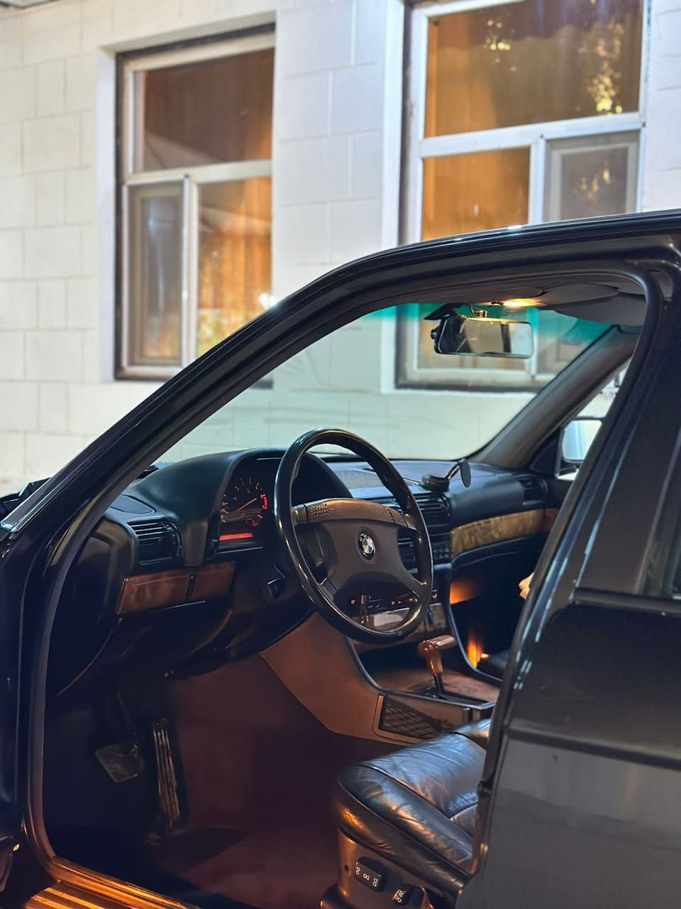السلام عليكم   للبيع
BMW
موديل 1993 حجمها 730 
السيارة بلادية
مكفولة كفالة عامة من الصبغ كشرها نضيف حيل 
السيارة فول مواصفات 

حساسات امامي خلفي 

كشنات جلد و كهرباء السائق و 
الراكب و خزن ميموري 

فتحة سقف

جام اوتو

بردة خلفية بلادية 

مثبت سرعة شغال 

تبريد ثلج 

كهربائياتها بلادية 

تخم تاير جديد 

صدر جديد 

ترايها وين متريد 
العنوان بغداد 
سعرها 92 ورقة وبيها مجال للاستفسار 
***********
