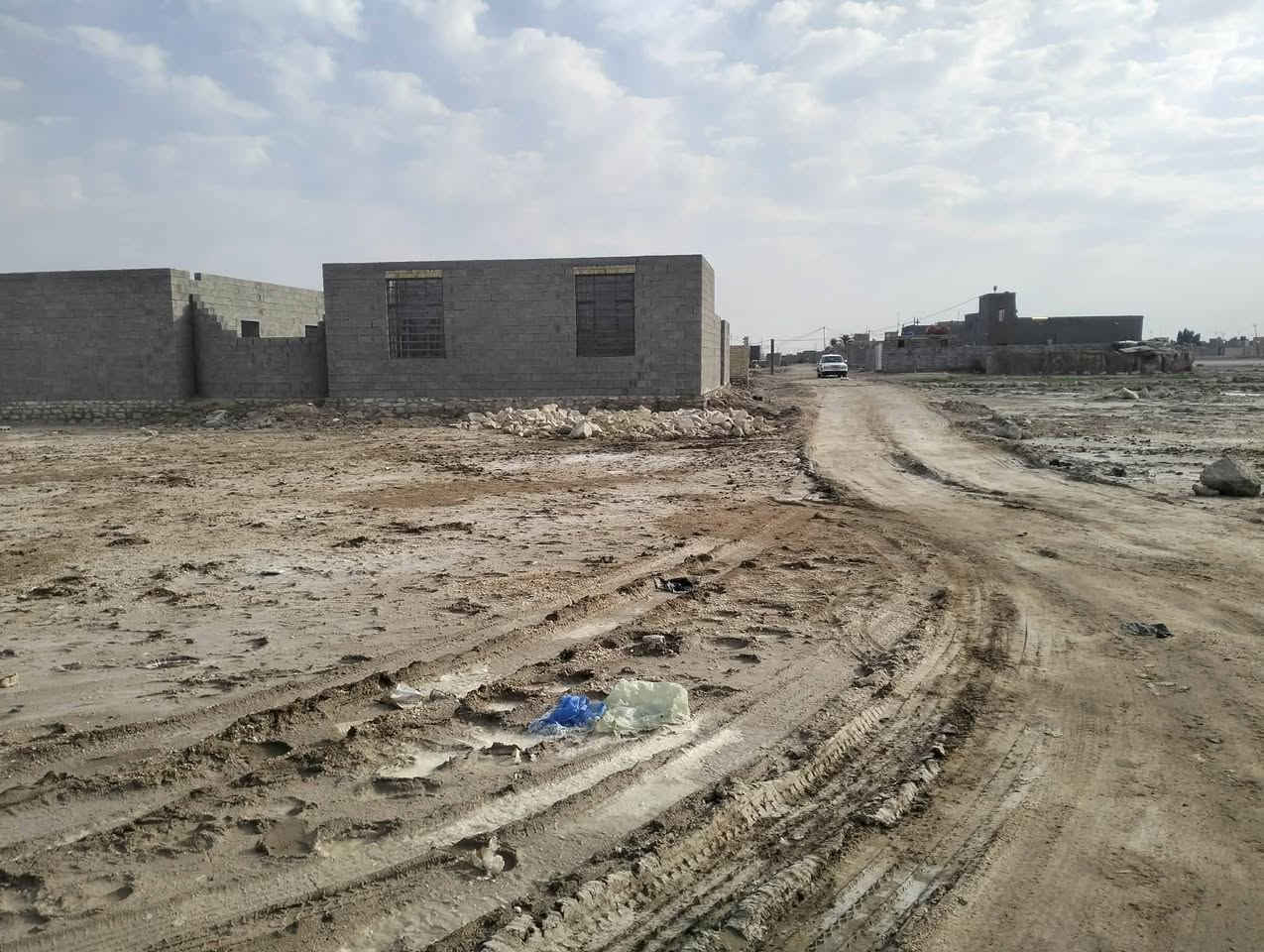 السلام عليكم  بيت للبيع عد ال بحجر مقابل مجمع سكني مساحته 300 مكون من 3غرف وصاله وهول ومطبخ وبرانيه وحمامات داخليه وخارجيه وحوش ؟ عوزه  بس عكاده وبيه ٤٢ شيلمانه طابو زراعي سند ٢٥ بيه قرار محكمه السعر ٢٥ بيه مجال ***********
