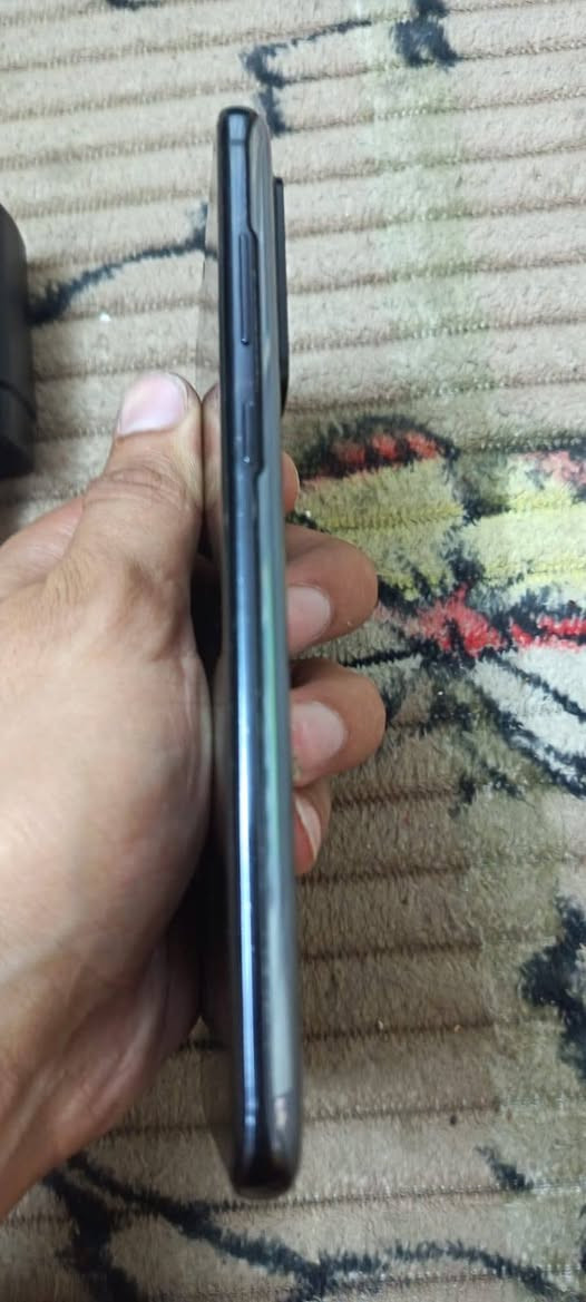 العيوب كامره الخلفيه مغوشه
مبدل بطاريه 
السماعه الفوك واقفه الجوه شغاله 
والموبايل مثل متشوفه 
نسخه الأمريكية السعر 130 مكاني بغداد البياع تقاطع درويش 
الرقم للتواصل*********** واتساب
السلام عليكم s20الترا بل العاب قوي وشاشته قويه كلس شخط مابيهه هاي الي تشوفوهه لزكه شفافه
