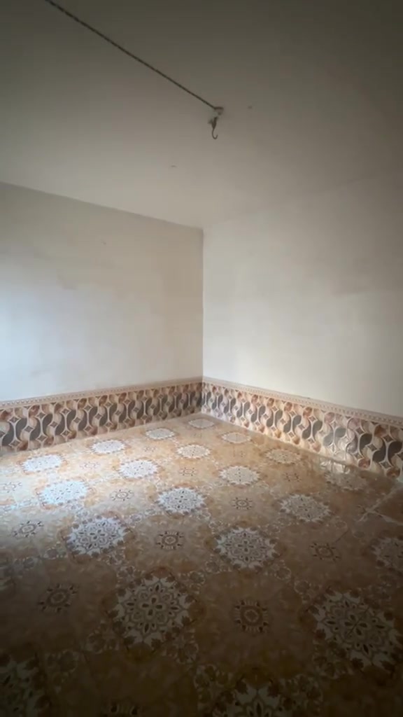 يالله عله بركت الله سلام عليكم 
دار لبيع العنوان النجف الاشرف 
ناحية الحيدرية حان النص 
البيت يتكون من غرفتين وصاله ومطبخ وستبقال وصحيات 
بنات البيت بلوك اعكاده
ماء كهرباء مولد شارع  انترنت ضؤي كامل خدمات
البيت يبعد عن طريق الزوار 500متر
يعني يصلح حسينيه كلش قريب عله شارع الزوار
السعر 70ملون 
الاستفسار واتساب 
***********
