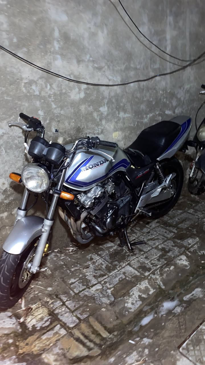 سيبي فور 400 16 ولف اوراق اصوليه مال معرض الدراجه نضيفه كلش ببل 10 ايام منزلها من الرمبه الدراجه احله من الصوره والفديو بهواي لين دنيه ليل ومصور مكاني بغداد شارع حيفا السعر 25 وبيها مجال بصيط كابريتر رقم *********** غير متواجد عل فيس
