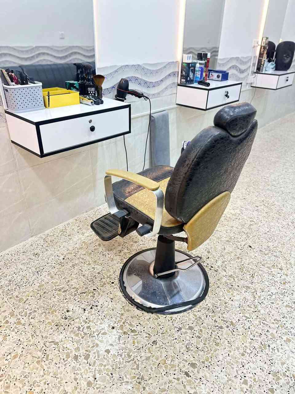 اغراض حلاقه للبيع كله جديد
سبب البيع عدم التفرغ
مري مع جراره وميز كامل عدد 3 سعر 325الف

تخم  10 مقاعد نضيف  فول 325الف

كرسي حلاقه نضيف  شغال كلشي ما بي سعر110
 
وبيهن مجال

 الاستفسار على الرقم ***********
العنوان الفلوجه
