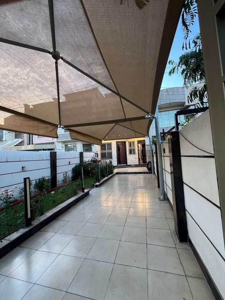 دار للبيع Vip Vip Vip السعر 450 وبي مجال
114متر علئ +تشجير  ضمن الدار 120م علئ شارع 60متر العام 

 بغداد الكرخ  بحي الجهاد المخابرات علئ شارع 60 مربع 300😍😍قرب جامع محمد رسول الله 

للبيع114واجهه  5.75 نزال 20متر 

تسليم مفتاح &جاهز للسكن 🏚️🏚️🏚️

بناء حديث 2024 🏚️🏚️🏚️

يحتوي على ثلاث غرف نوم ماستر دريسنج روم 

3غرف  نوم + 3صحيات + مطبخ حار + مطبخ بارد + شلال داخلي + حولي داخلي كبير + استقبال + مداخل عدد 2 

البيت بي تفاصيل أخرى غير مذكورة 

للأستفسار : *********** &واتساب
