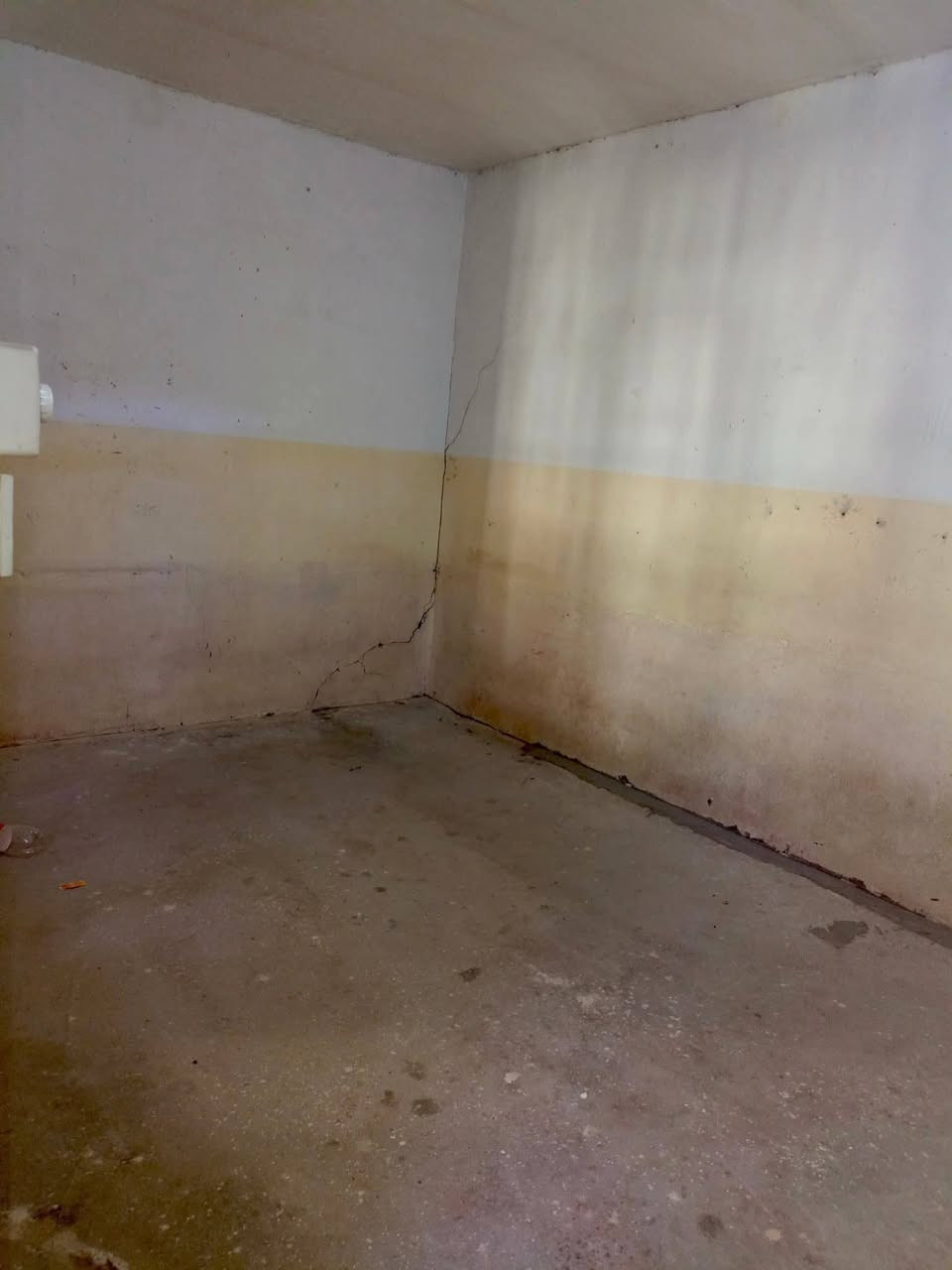 سلام عليكم بيت الائجار  مساحه 110 استقبال وغرفتين نوم وصاله وتخاريج 
المكان ميلاد عله حولي قرب مول القسيم 
***********
