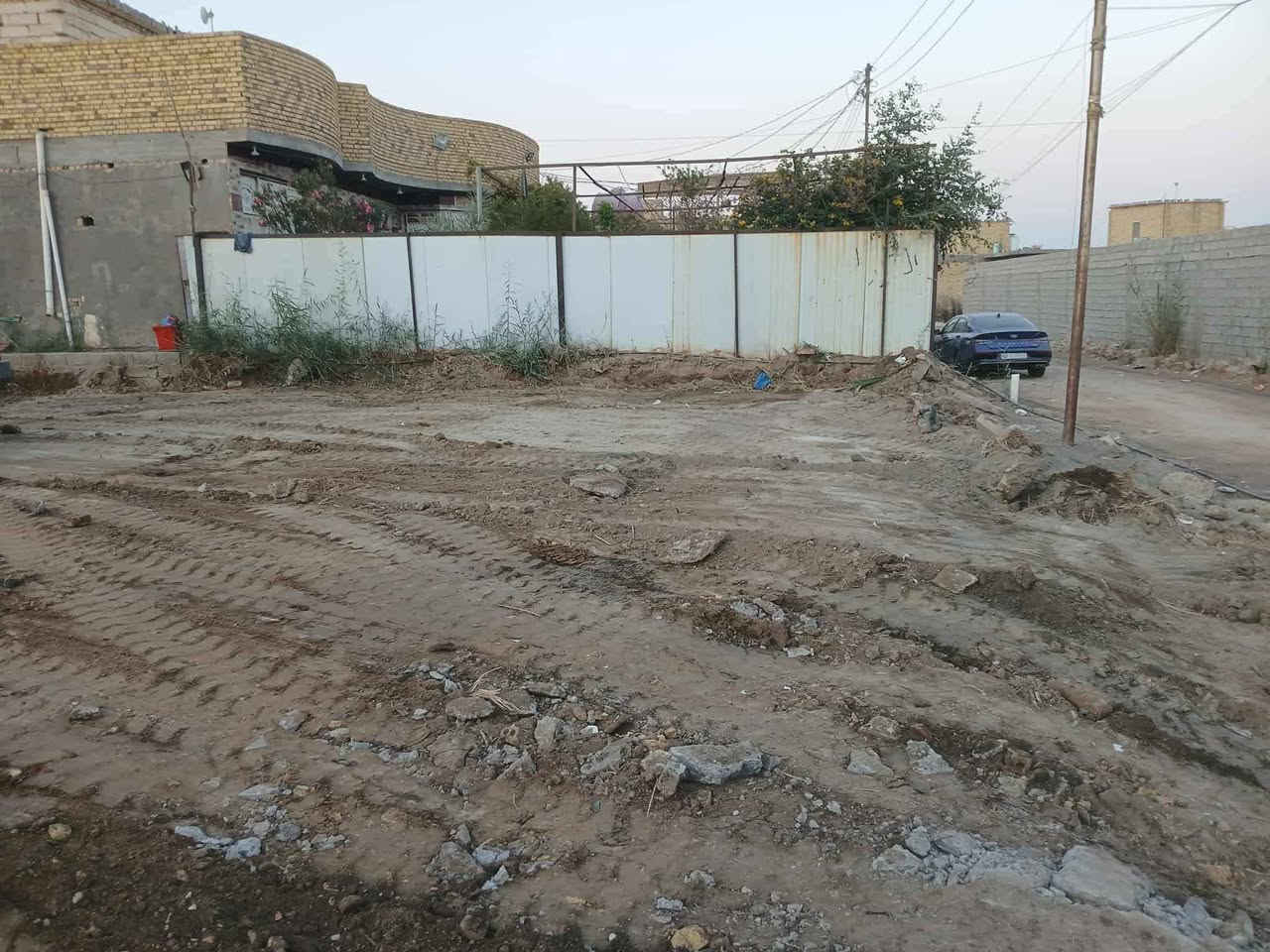 قطعة أرض للبيع المساحة 400متر في منطقة ال نياز تقع على شارعين الواجه 14 والنزال 28 عرض الشارع 8 متر تبعد عن الشارع 100 متر خدمات كهرباء ماء مدارس مولد بلمنطقه للتواصل *********** للتواصل واتساب أو ماسنجر
