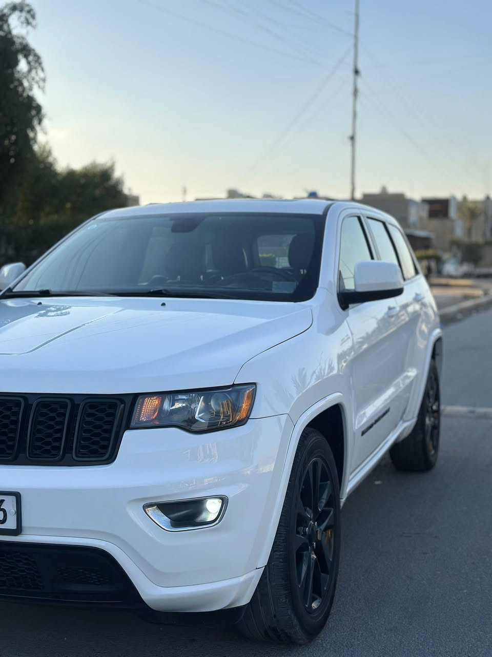 السلام عليكم 
جيب كراند شيروكي 2020 أمريكي 
أبيض 
حادثها (السونار مرفوق مع الصور) 
مواصفاتها 
فتحه ،بصمه،رادار امامي خلفي ،صندوق كهربائي، كشنات كهربائي ،تدفئه كشنات، قطعتين تبريد، كشنات جلد اسود ، مكينه ٣٦٠٠ ، وبيها مواصفات هوايه 
ماشيه ٦٣ الف 
السعر ١٩٧ ورقه وبيها مجال بسيط 
السياره جاهزه مابيها اي نقص 
ماتصرف عليها دينار 
مكان السياره بغداد جميله 
للأستفسار ***********
