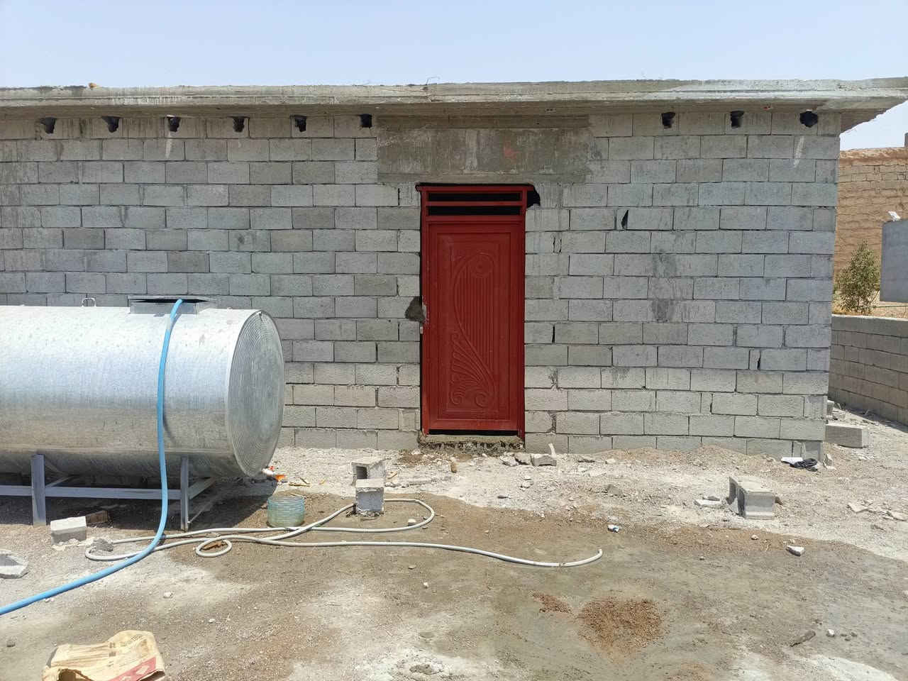 بسم الله الرحمن الرحيم
السلام عليكم ورحمة الله وبركاته

 هيكل للبيع الموقع حي الوحدة الخامسة فرع الجملون بناء حديث ٢٠٢٥ خارطة هندسية المساحة 250متر مربع يحتوي على كراج سيارة كبير و اسقبال ٧ * ٤  مع مطبخ 6 * ٤ونص مع غرف نوم عدد ٢ مساحة كل غرفة ٥ *٤ ومجمع درج ١٠ * 5 مع ترك خلف الدار كما يحتوي على ابواب وشبابيك كاملة تفصال حديد تركي السعر المطلوب ٤٢ مليون وبي مجال علماً المنطقة تحتوي على كافة الخدمات ماء اسالة كهرباء تبليط اناره مجاري ٠٠٠ للاستفسار عن باقي التفاصيل الاتصال على الارقام التالية او مراسلة الصفحة

📞 *********** متوفر 

📞
