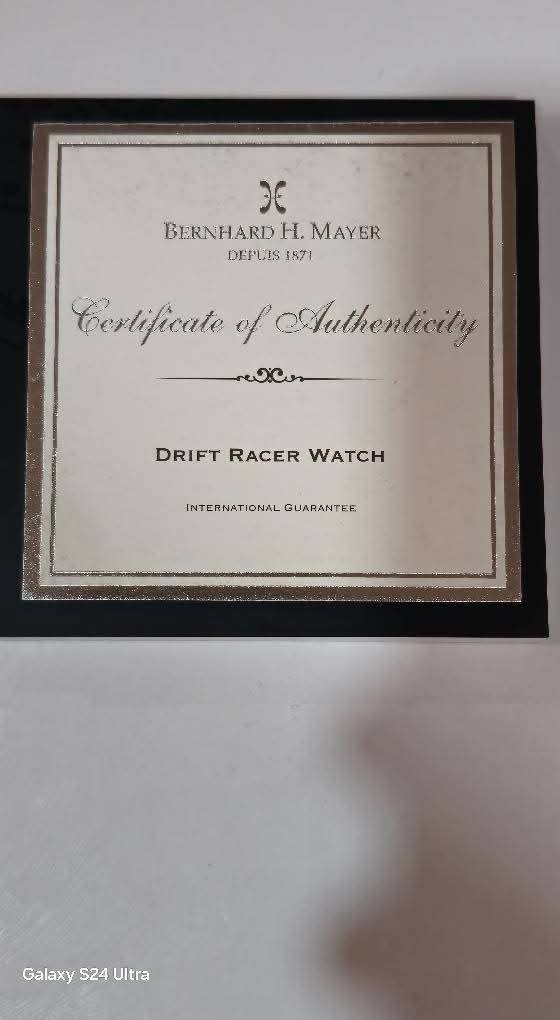 تحية طيبة،،،
 للبيع ساعة برنارد اتش ماير سويسرية أصلية.
تتميز الساعة بواجهة من الزجاج المقاوم للخدوش والكسر الكرستال والياقوت 
جميع أجزائها مصنوعة من الفولاذ المقاوم للصدأ.
مقاسها متوسط ومريحة في اليد.
ساعة جديدة وغير مستخدمة، بنايلونها .
للاستفسار عن السعر، تواصل خاص وتدلل. ***********
