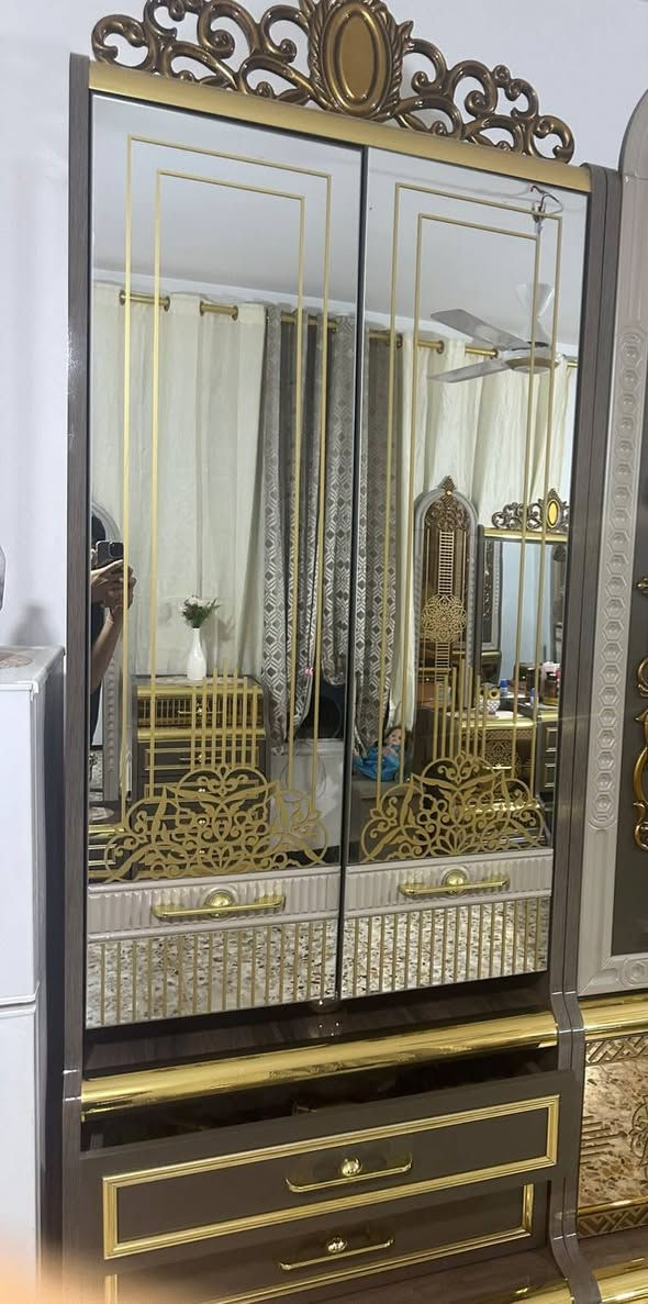 السلام عليكم غرفة نوم 10 قطع جديده كلش المكان بغداد جميله اني ماخده اربع ملاين وميتين ***********
