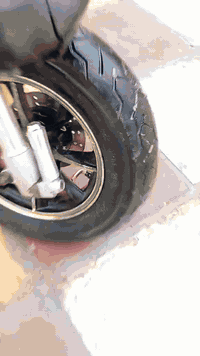 سلام عليكم عمي هاي دراجه للبيع مامفتوحه بوشته 49 شلعه ومعدل توه معمره مكينه حاويه برغي مامفتوح بيه سعره 525 وبيه مجال ***********
