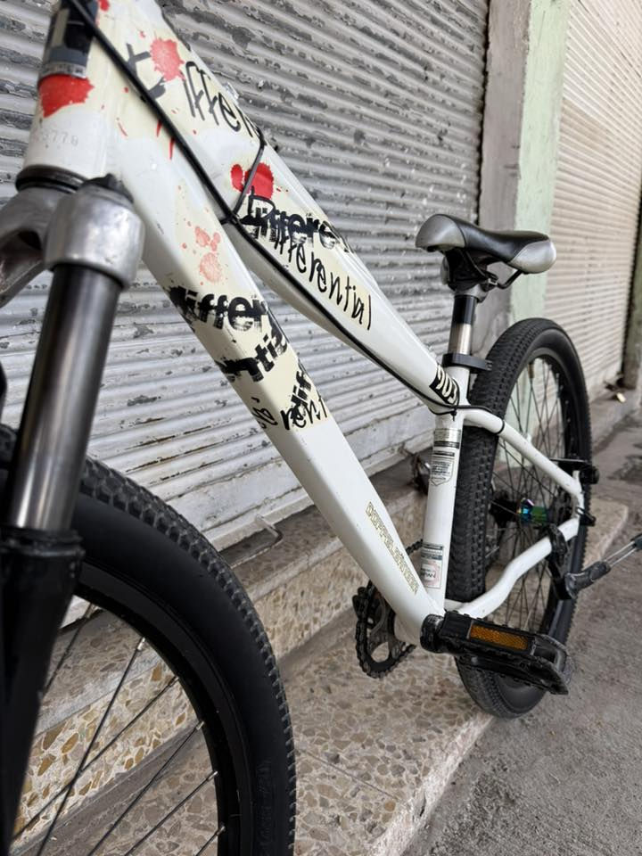 دراجة هوائية جبلي استعراضي 

مختوم ياباني 🇯🇵 

قياس 26 جبلي 

معدن المنيوم 

البريكات نظام دسك بريك 

طوبات او بطيخات ابو الصوت طرب 

تايرات كتان 

المكينة 1 اسبيد سرعة وحده 

السعر 220 وبيه مجال بسيط 

عنوان المحل موصل أيمن تقاطع شارع كنيسة الساعة🚴‍♂️🚴

يوجد توصيل 🚚 كافة محافظات العراق 🇮🇶 

☎️***********
