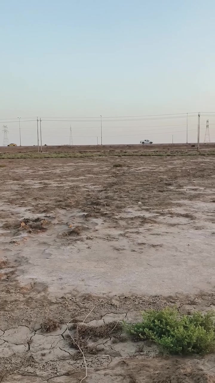 السلام عليكم
دونم ونص 3750 متر بأسمي سند ٢٥ بين الخضر والسماوه 

تبعدعن الشارع حوالي ٧٥ متر طريق خاص بيها ٨ أمتار بينها وبين الشارع فقط المحرم 
متوفر بيها ماي وكهرباء واناره الكاع مربعه ترهم لسكن ولمعمل أو مخزن محدده من كل جهة وجاهزه

الاستفسار أكثر الاتصال على الرقم 

***********
