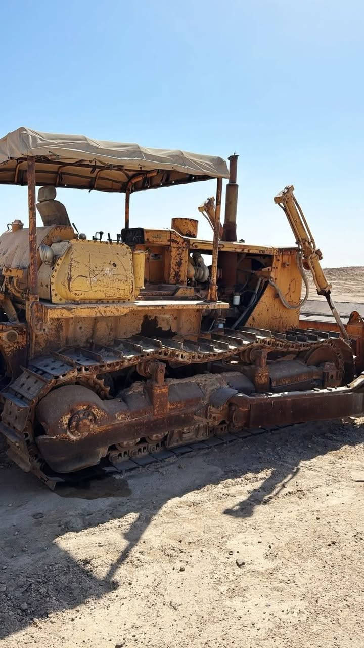 للبيع  بلدوزر كماتسو موديل 85 حجم 85 نضيفه جاهزه للشغل ارقام او سنويه كامله  مكان الانبار ***********
