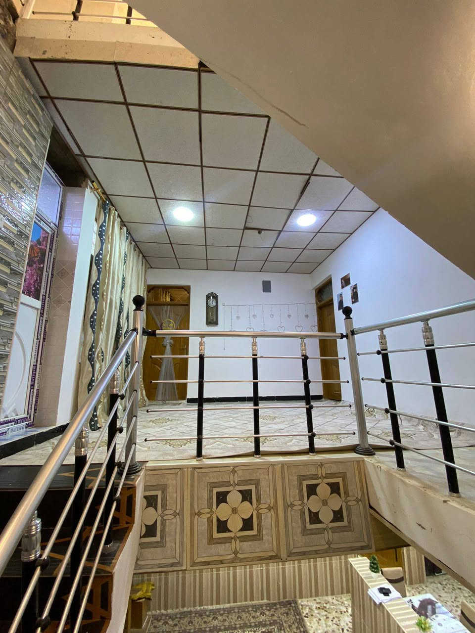 بيت سكن مساحته 100م مربع يتكون من طابقين الطابق الأول استقبال ومطبغ وصاله والطابق الثاني غرفتين وصاله وصحيات 4 مقابله خدمات حديقه بعد الركن بعرصه شارع 30 قرب أسواق بابا اشتريلي السعر 115وبيه مجال قليل حي النداء عمود 68 رقم الهاتف ***********
