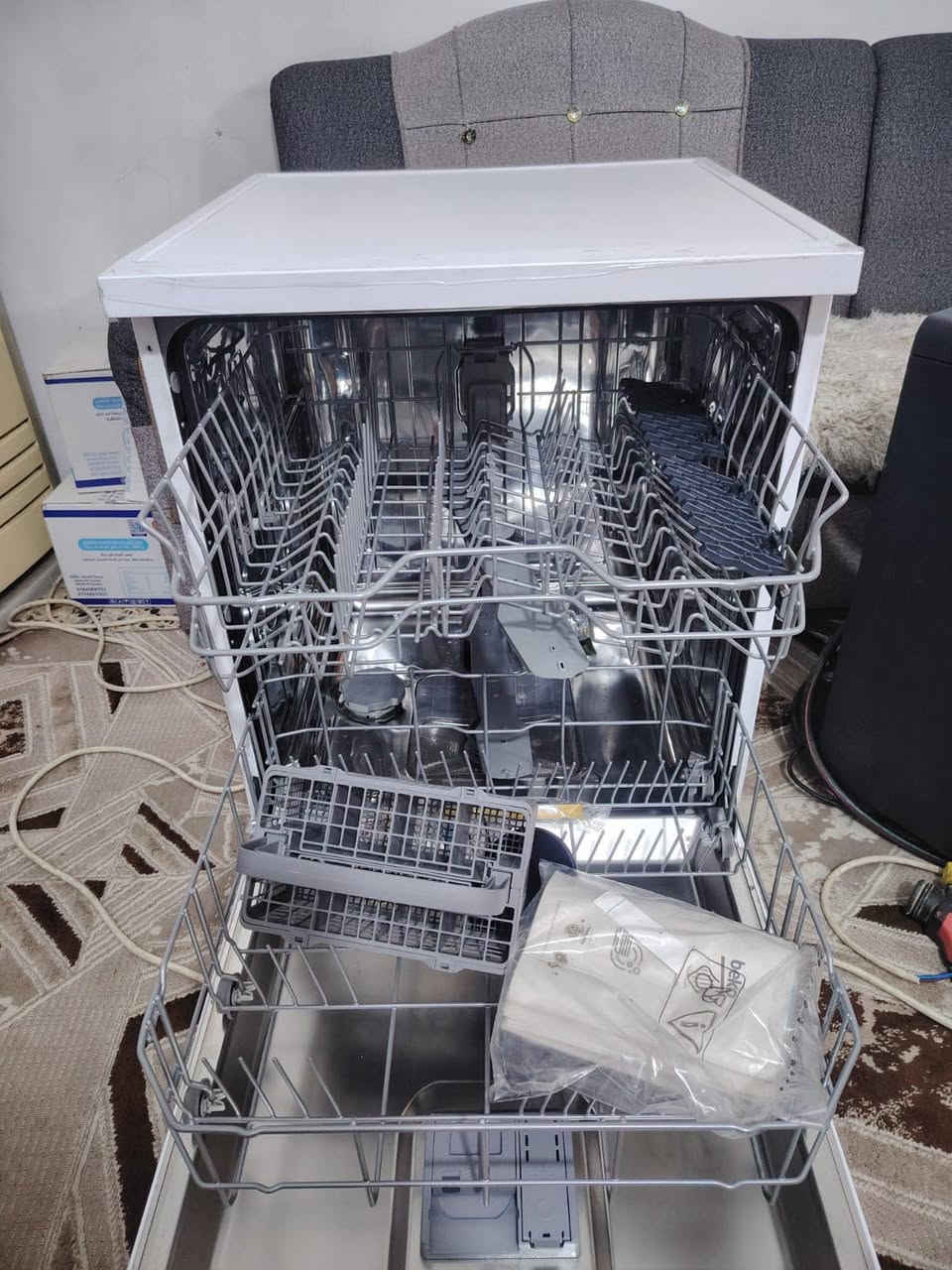 سلام عليكم اخذت غاسلة صحون جديدة نوع بيكو من الشركة الاصلي ومصارت بل مطبخ بعدهي جديدة غير مستعمله اريد ابيعها اخذتها ب ٥٢٠ ابيعها ب ٤٥٠ قفل جديدة غير مستخدمة ولا ثانية *********** مكاني بغداد البياع
