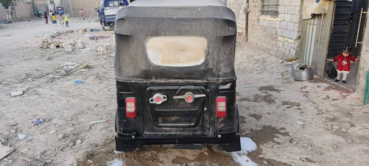 سلام عليكم تكتك للبيع موديل 22/8
كفاله عامه كشر ومكينه دشمه جديده سفريات 14اصلي 
تخم تأير جديد مرقم بسمي عنواني ناصريه مركز 
***********
