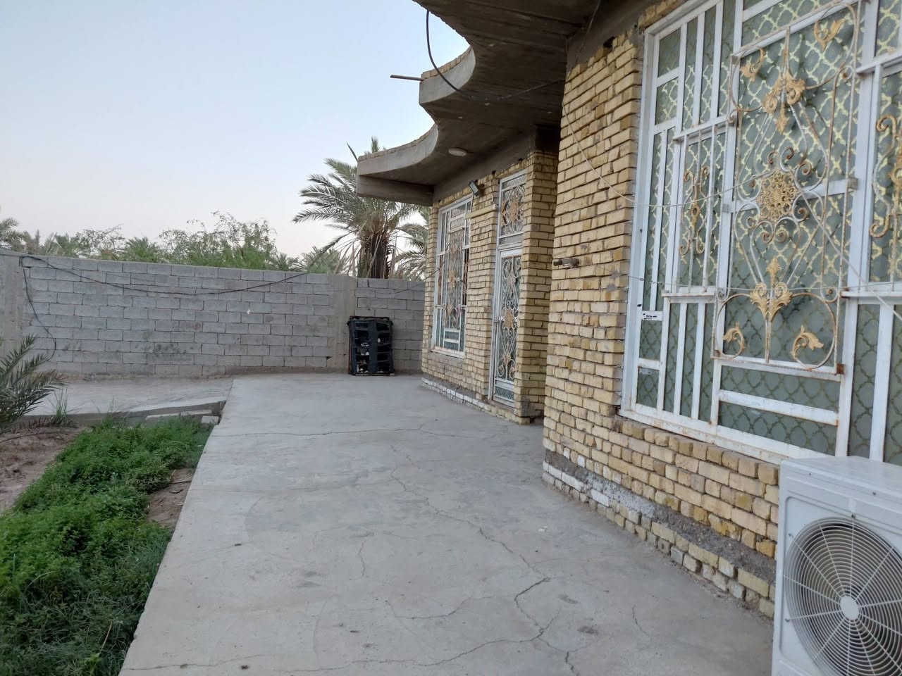 📌البيت زراعي للبيع المساحة 600متر مربع.
📌الموقع : في منطقة السابله خلف محطة ماء الغراف يبعد عن الشارع العام 100 متر .

📌يتكون البيت  من غرفتين وصحيات وحمام داخلي وخارجي وصالة ومطبخ واستقبال ومخزن خارجي .
📌السعر 130 مليون .
📌 الرقم للتواصل : 
اسيا :
***********
أثير: 
***********
