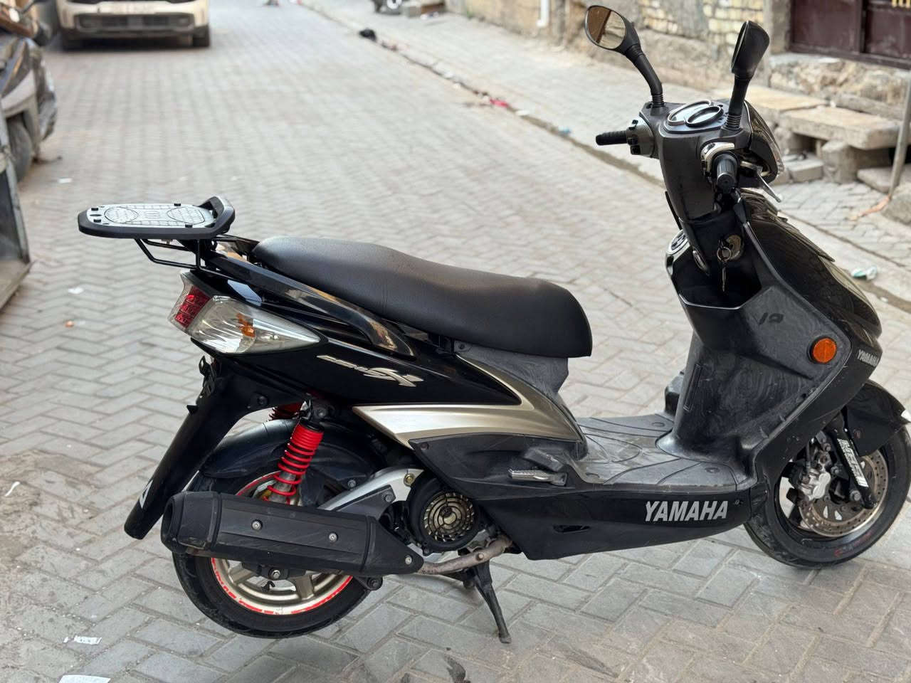 السلام عليكم
دراجة سنكس فحل حديث جديدة 
سرعة 140 خطين نوزل اسلف بلادي 
ام طلاعات ستاند كهرباي حساس 
وراقها ابسمي كفرات اصليه ومختمة 
كفاله عامه من كلشي محرك ناعم ومكفوله 
مكاني بغداد بلبلديات سعر مليون و100
وابيها مجال ***********
شرط جيب فيتر وتعال فحص
