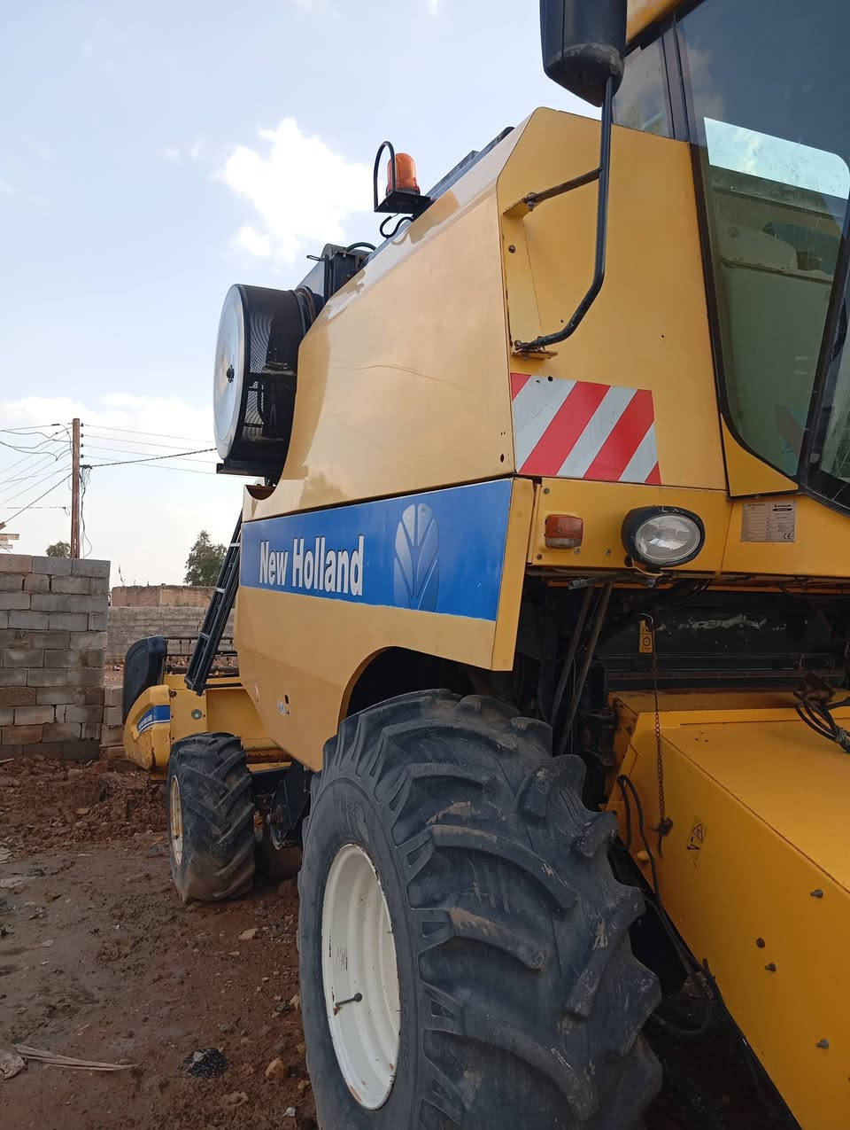 حاصده نيهولند موديل2012 رقم اربيل إنكليزي بسمي شرط التحويل مكفولة من طك ولحيم اكسل عريض تاير  عشرين ***********
