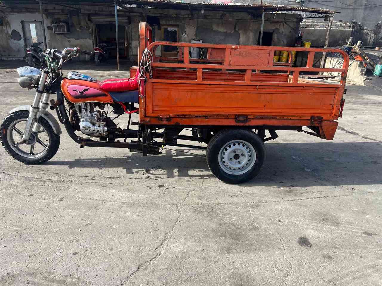 سلام عليكم عدي ستوته موديل
2016 رقم وسنويه منتهيه سنويه محرك كفاله
ما مفتوح تايرات جوبلس كهربيات كله شغاله 
بس عوسه باتري تحويل ثاني يوم دبلات شغاله كامله ستوته ما عوزه شي طكه هندر وروح 
بكاني بصره اول لاين قرب سرايه سلام 
هثه رقمي {***********}...
