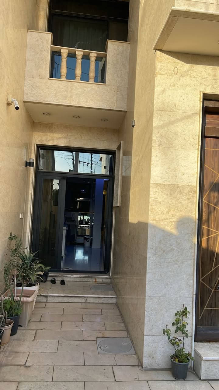 دار للبيع في الطالبية شارع المستوصف شارع 20 متر

المساحه 236 متر

الواجهة 8 م
النزال 30 م

يحتوي ال ط1: استقبال + مطبخ + حولي + غرفه نوم + خدمات 

الـ ط2 : ثلاث غرف نوم وخدمات 

بناء 2025 فول مرمر 

للاستفسار مكتب ارض الرافدين للعقار

*********** 
***********
