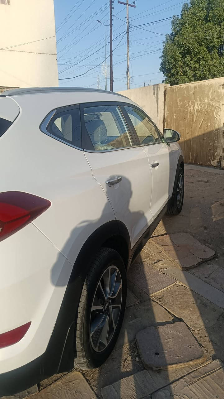 توسان ١٨ مكفولة كفاله عامه أخت الزيرو ماشيه ٥٠ ألف برغي ما مفتوح بيها على وضع الشركه سبيرها منازل رقم بغداد تبريد قطعتين سايد بريك رجل سعرها ١٨٨ وبيها مجال ***********
