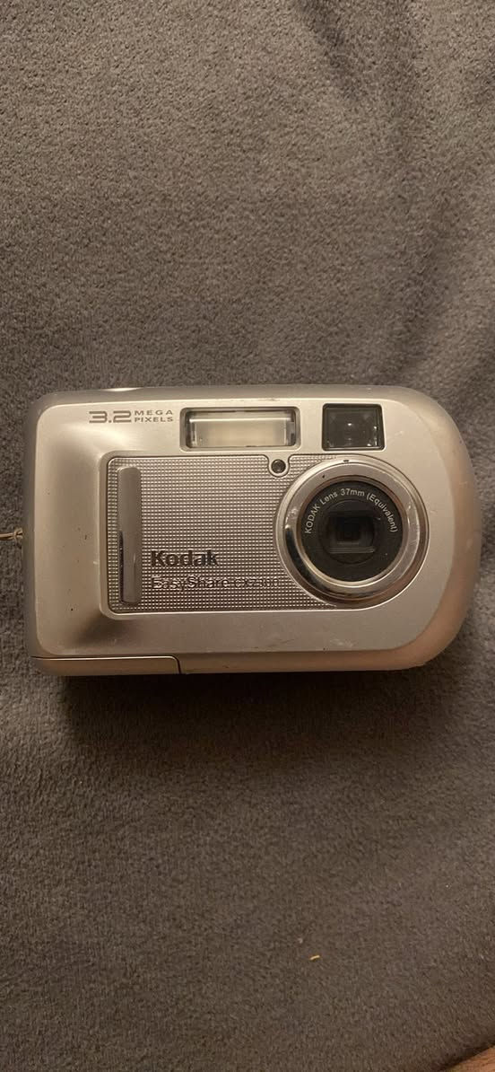 1- canon السعر 100
2-nikon السعر 50
3-nikon السعر50
4-kodakالسعر 50 
تاخذهن شلعة بيهن مجال بسيط
التواصل واتس اب 
***********
