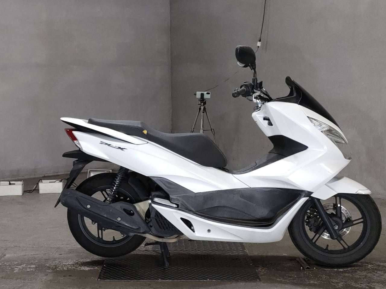 ‏السلام عليكم PCX جيل ثاني🇯🇵 ياباني      
‏​⚙️ المحرك: 125CC
‏​🎨 اللون: ابيض صدفي مـمـيـز ❄️.  
‏ماشية 32 الف وبل يابان ماشية 30 الف  
‏الدراجة وياهة سويجات 2
‏مواصفات
‏حساس ازدحام ✅
‏حساس استان ✅
‏وشاديلهة mp3 بل جنطة 
‏الدراجة ورقة المزاد مالتهة وصور اليابان وتقريرهة  مالتهة موجود    
‏ 🛠️ الدراجة: مكفولة      
‏​​📍 الـمـكـان: بـغـداد : مدينة الصدر
‏📱 لـلـتـواصـل والإسـتـفـسـار:📞 [‪***********‬) 
‏
