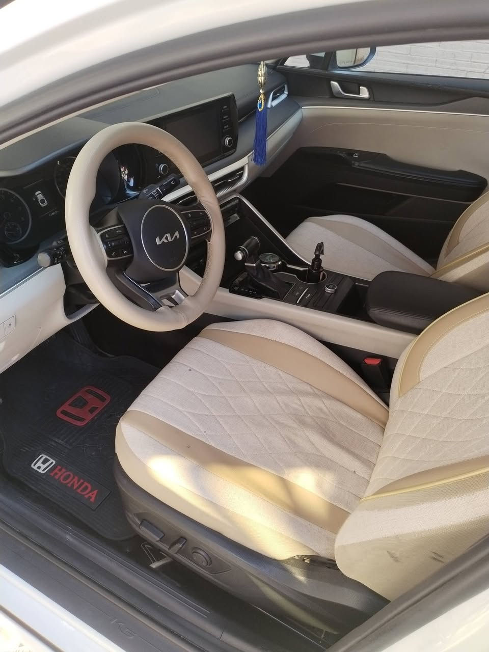 السلام عليكم K5 خليجي للبيع موديل ٢٠٢٢ رقم بغداد بسمي محرك ٢٠٠٠ دوش 
السعر ١٨٥ بيها ضربة موضحة بلمقطع وعندي صور الحادث 
العنوان بغداد العبيدي حي الرئاسة 
هاتف ***********
