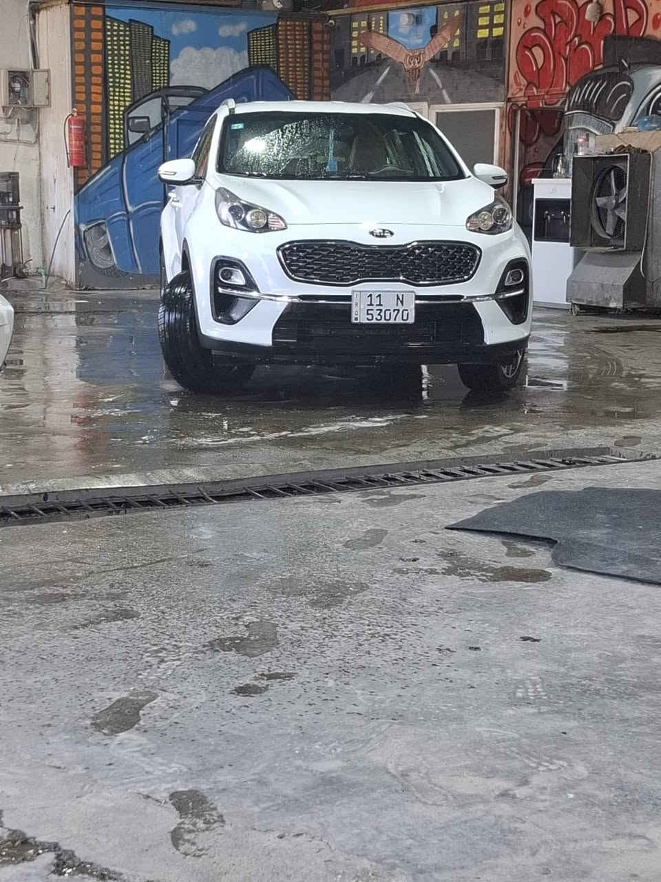السلام عليكم
سبورتج موديل ٢١ خليجي 
محرك ٢٠٠٠ دوش 
ماشية ٥٩ الف 
حساسات خلفية وكاميرا 
كراسي الامام كهرباء 
مقاعد جلد ومخمل 
مري شفط 
تخم تاير
السيارة بيها بارد ورصعات وصبغ بالدعامية الخلفية اللي يشتري بفحصها ويقتنع بيها يلة ياخذها 
السعر دفترين وبي مجال 
مكان السيارة بغداد السيدية 
للاتصال 
***********
